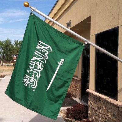 العلم المثبت على الحائط